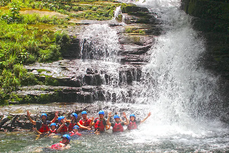 group swimming in cold creek on the pacuare river